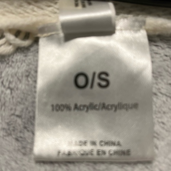 ***😀3 for $35./Beautiful LA Express off white women’s poncho style wrap. - Picture 4 of 4